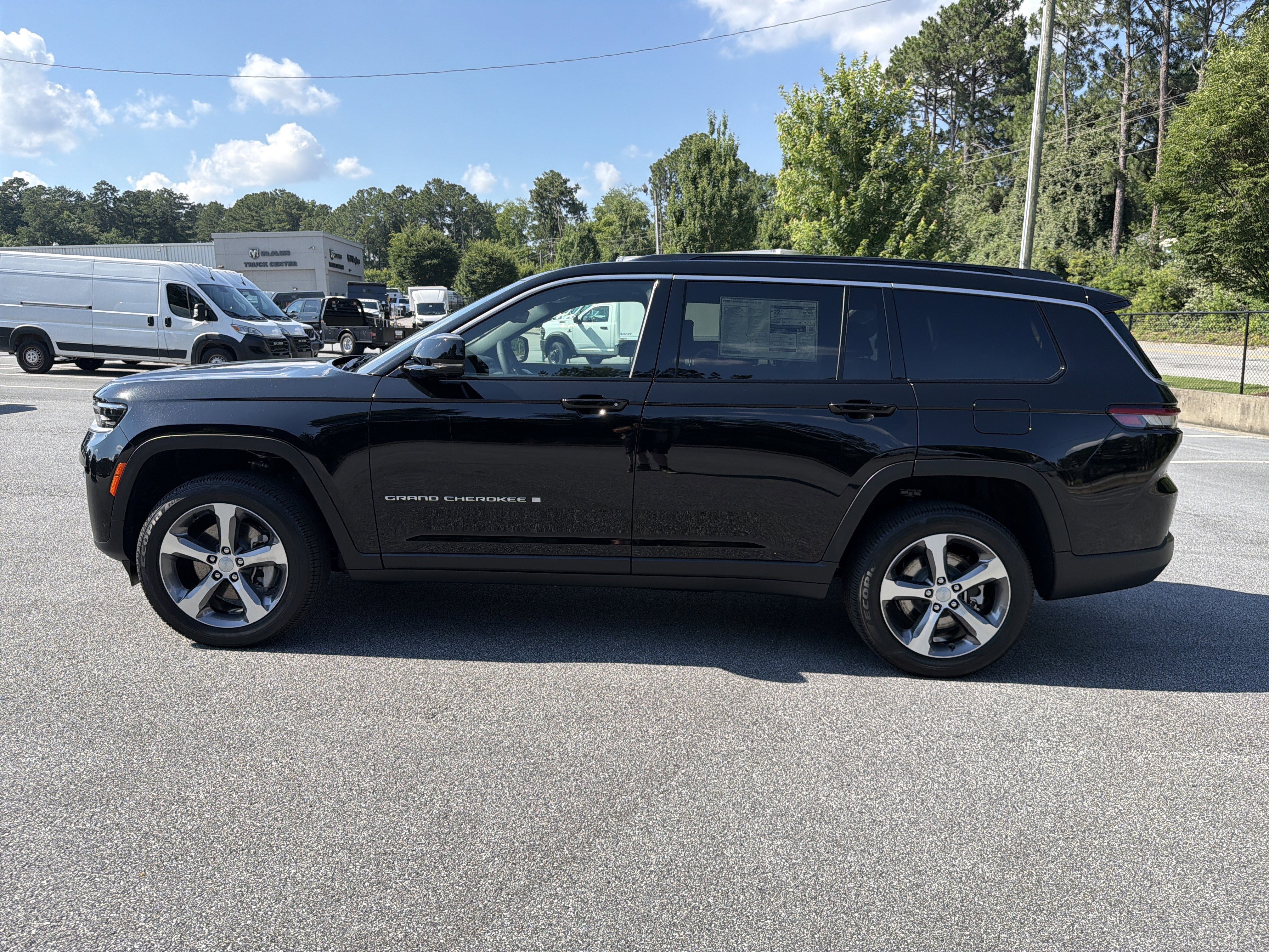 New 2026 Diamond Black Crystal Pearlcoat Jeep Limited image 4
