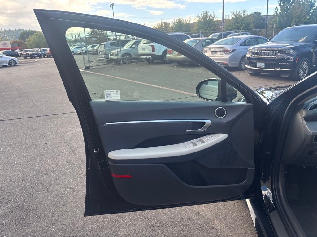 Used 2025 Black Hyundai SEL image 21