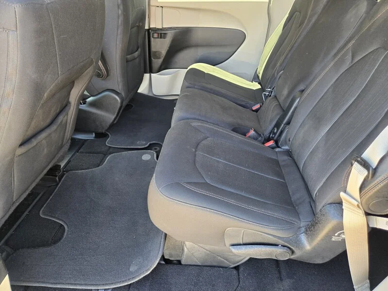 Used 2017 Molten Silver Chrysler Touring image 8