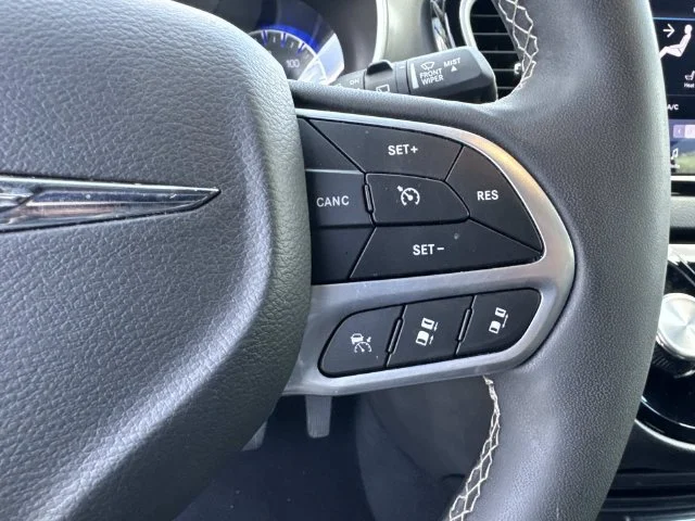 Used 2025 White Chrysler Select image 44