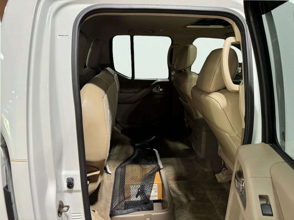 Used 2015 Glacier White Nissan SL image 26