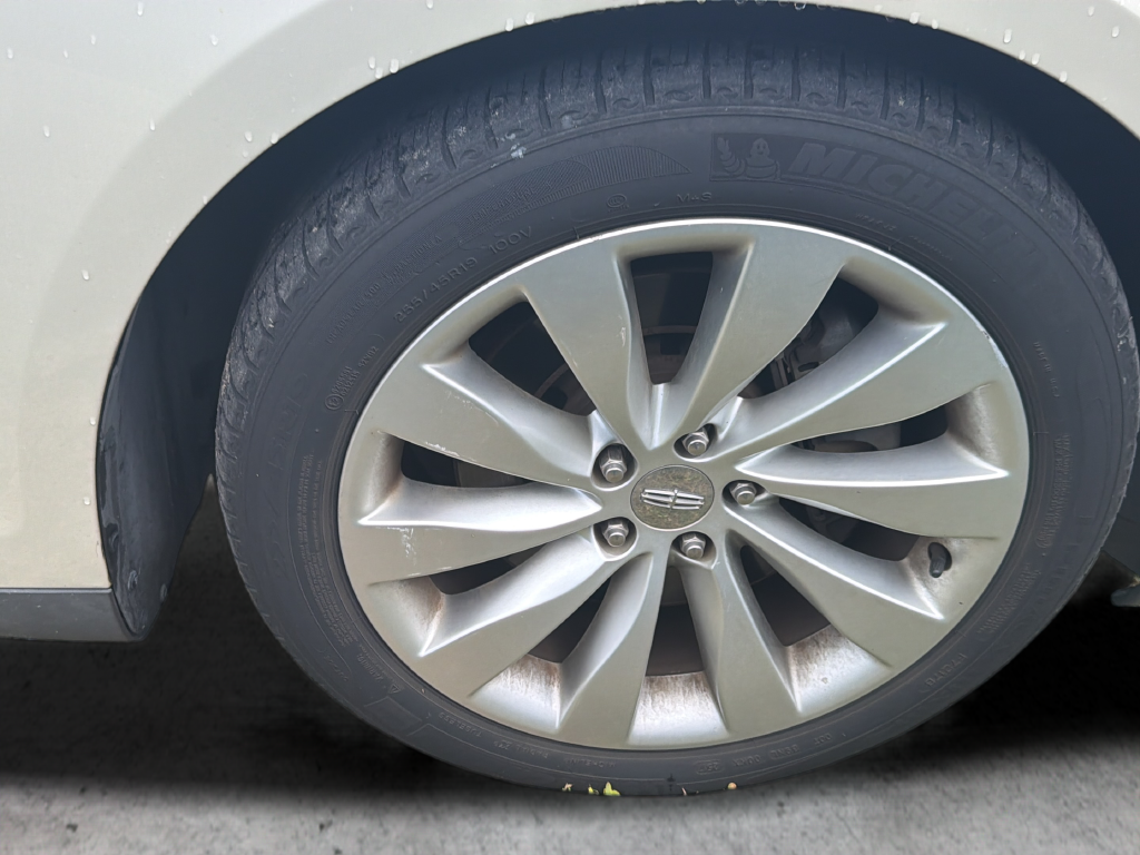 Used 2014 Silver Lincoln Base image 28