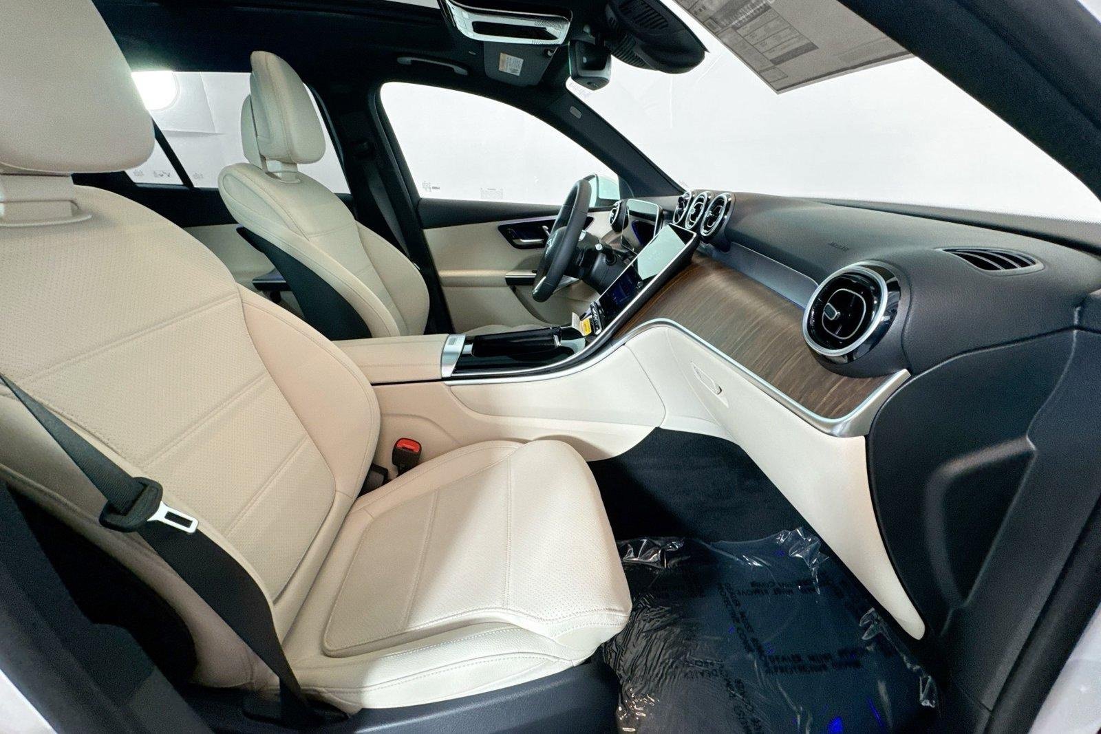 New 2026 Polar White Mercedes-Benz GLC 300 image 25