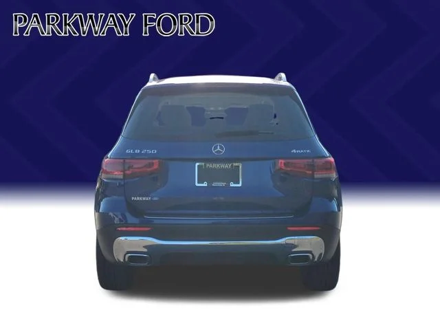 Used 2023  Mercedes-Benz GLB 250 image 4