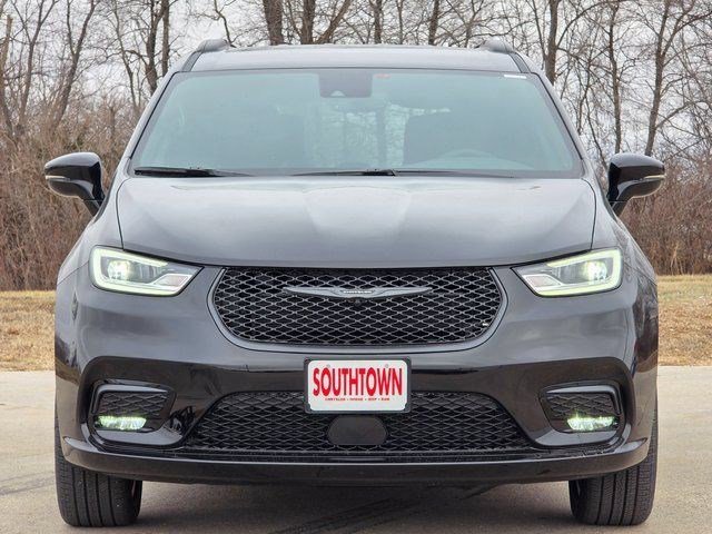New 2026 Diamond Black Crystal Pearl-Coat Exterior Paint Chrysler Select image 2