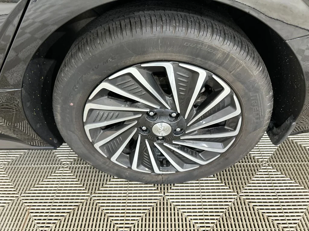 Used 2023 Black Hyundai SEL image 10