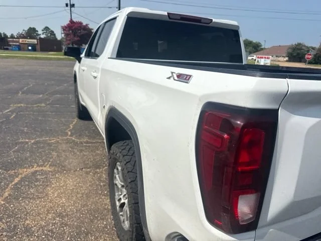Used 2025 Summit White GMC SLE image 4