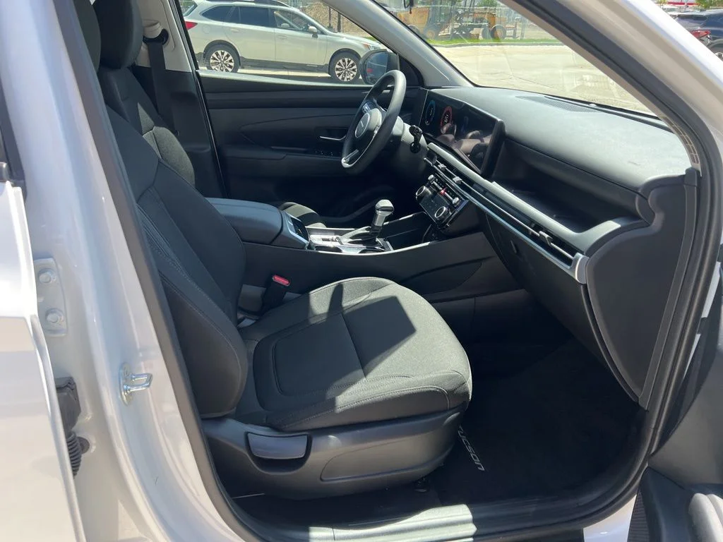 Used 2025 White Hyundai SEL image 22