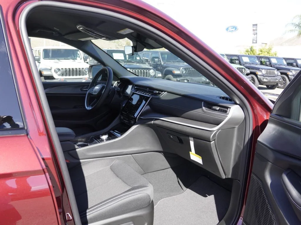 New 2026 Velvet Red Pearlcoat Jeep Laredo image 23