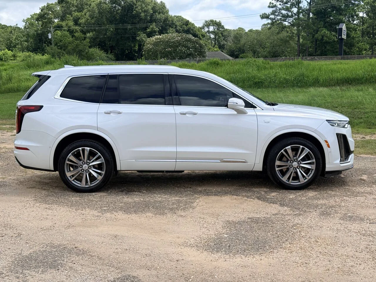 Used 2021 White Cadillac Premium Luxury 4x4 4dr SUV image 6