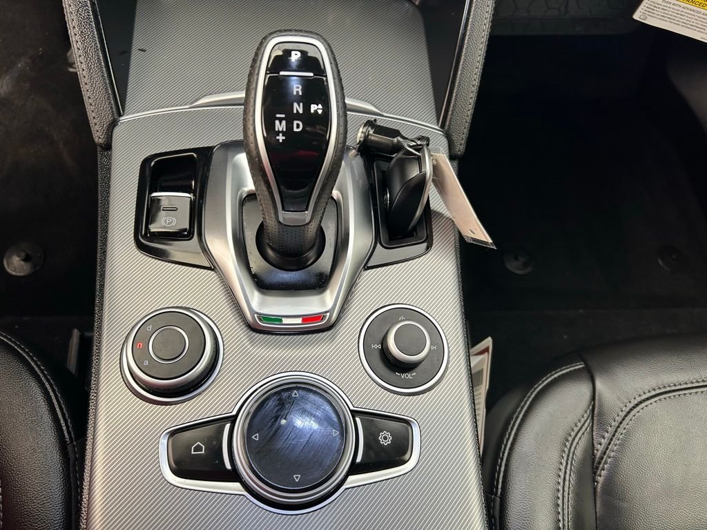 New 2025 Moonlight Gray Metallic Exterior Paint Alfa Romeo Base image 29