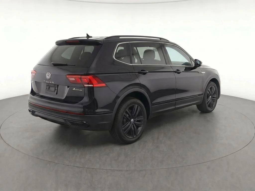 Used 2022 Black Volkswagen 2.0T SE R-Line Black image 4