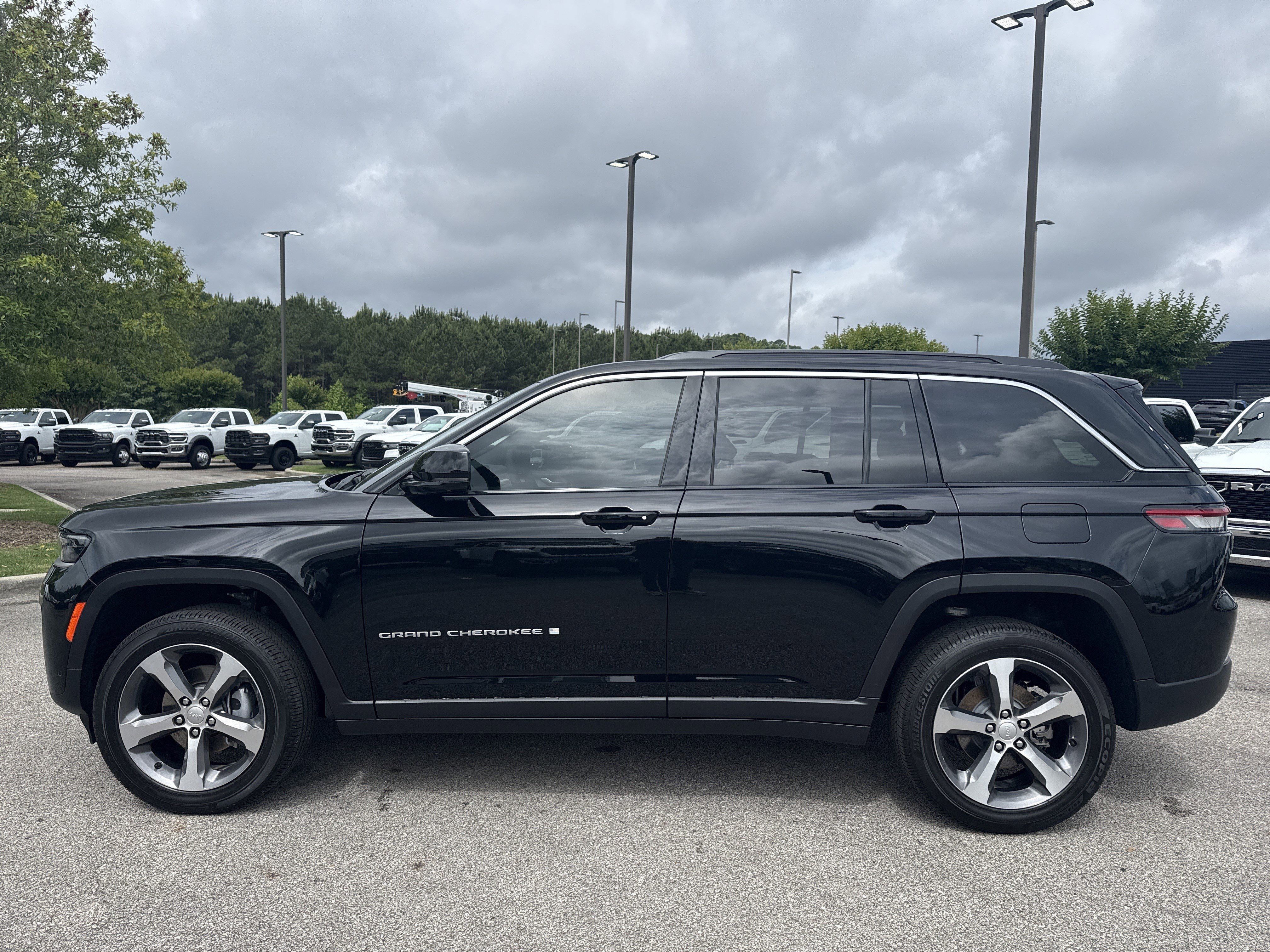 New 2026 Diamond Black Crystal Pearl-Coat Exterior Paint Jeep Limited image 4