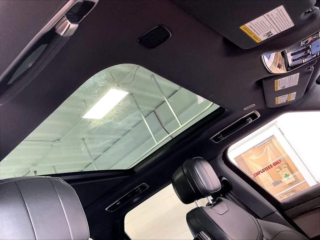 Used 2025 White Land Rover SE image 22
