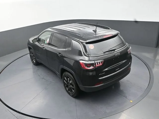 New 2026 Diamond Black Crystal Pearl-Coat Exterior Paint Jeep Latitude image 15