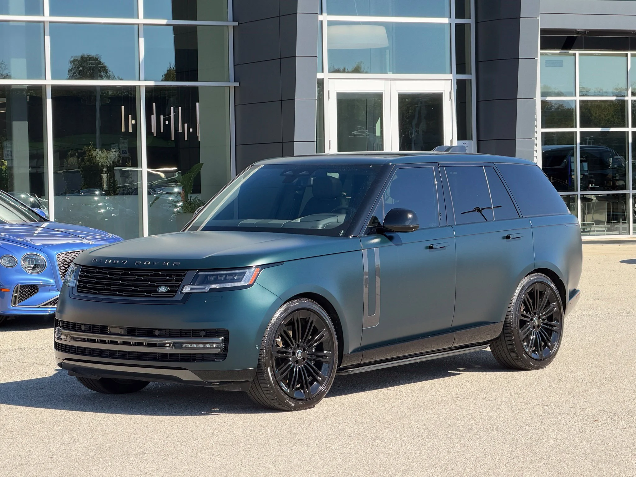 Used 2025 Green Land Rover SE image 1