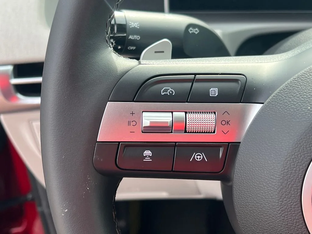 Used 2025 Red Hyundai SEL Convenience image 25