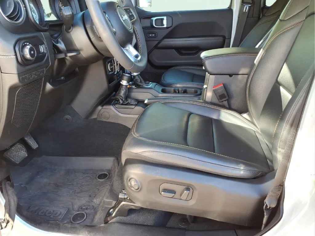 Used 2024 Silver Jeep Sahara image 19