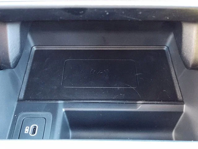 Used 2025 Black Land Rover Dynamic SE image 14