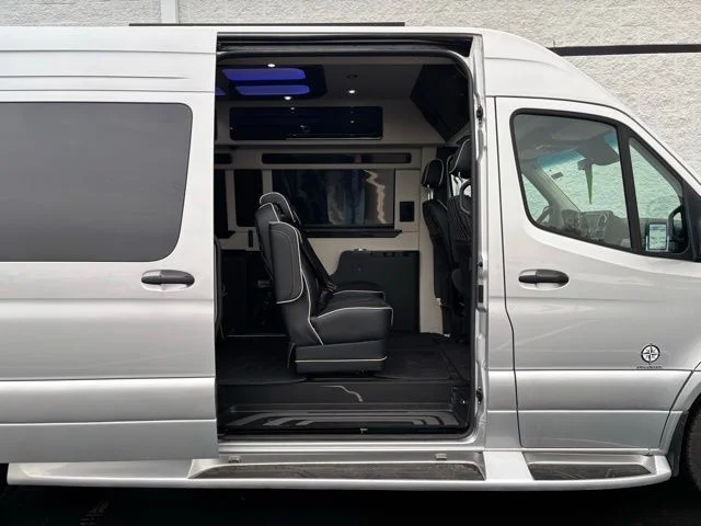New 2026 Iridium Silver Mercedes-Benz Discovery Touring image 9