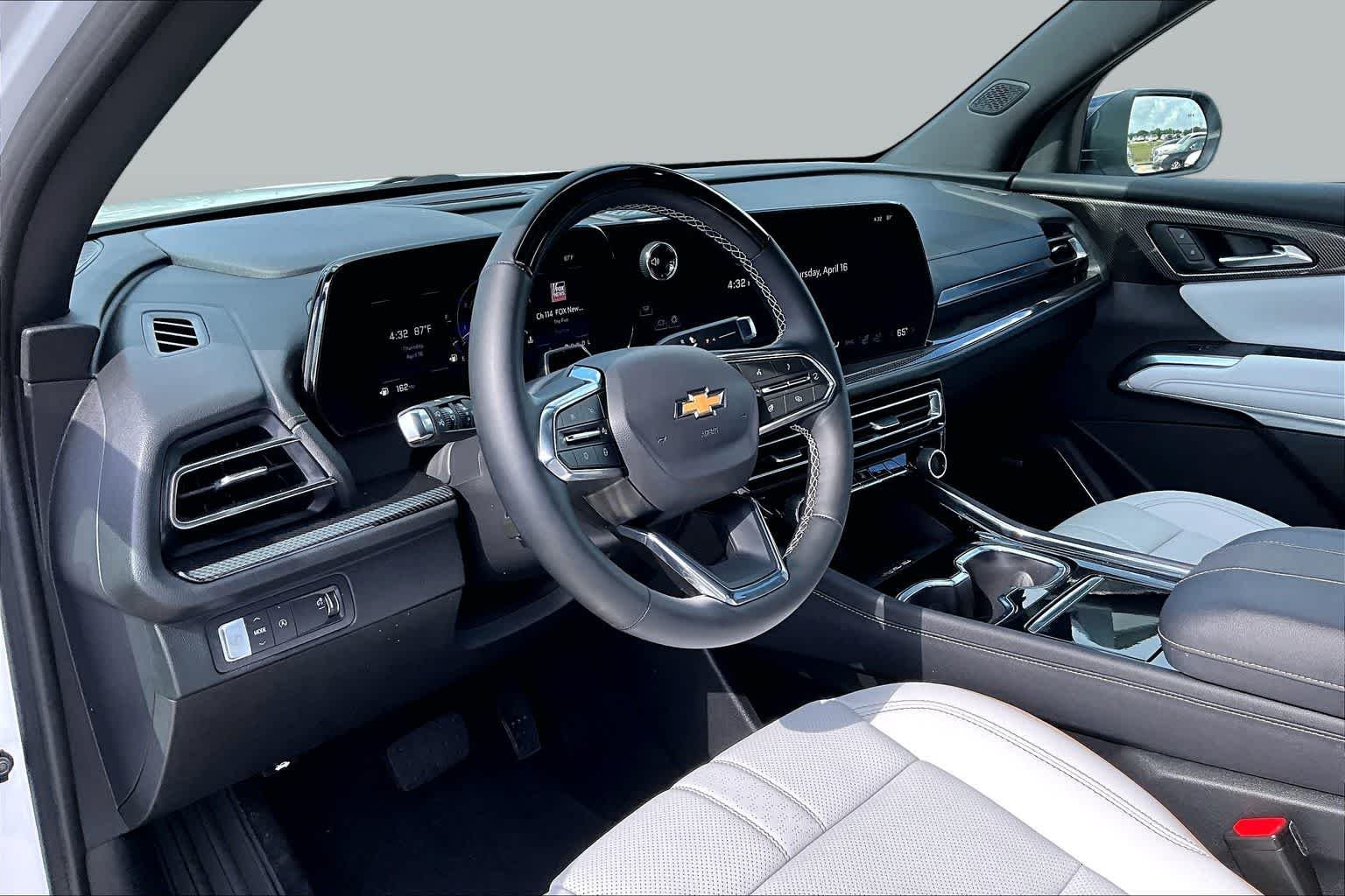 Used 2025 Iridescent Pearl Tricoat Chevrolet FWD High Country image 17