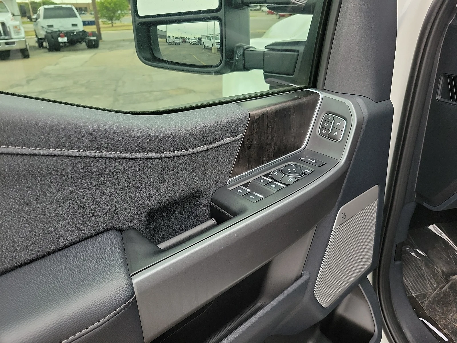 New 2026 Star White Metallic Tri-Coat Ford F-250&reg; Lariat&reg; image 11