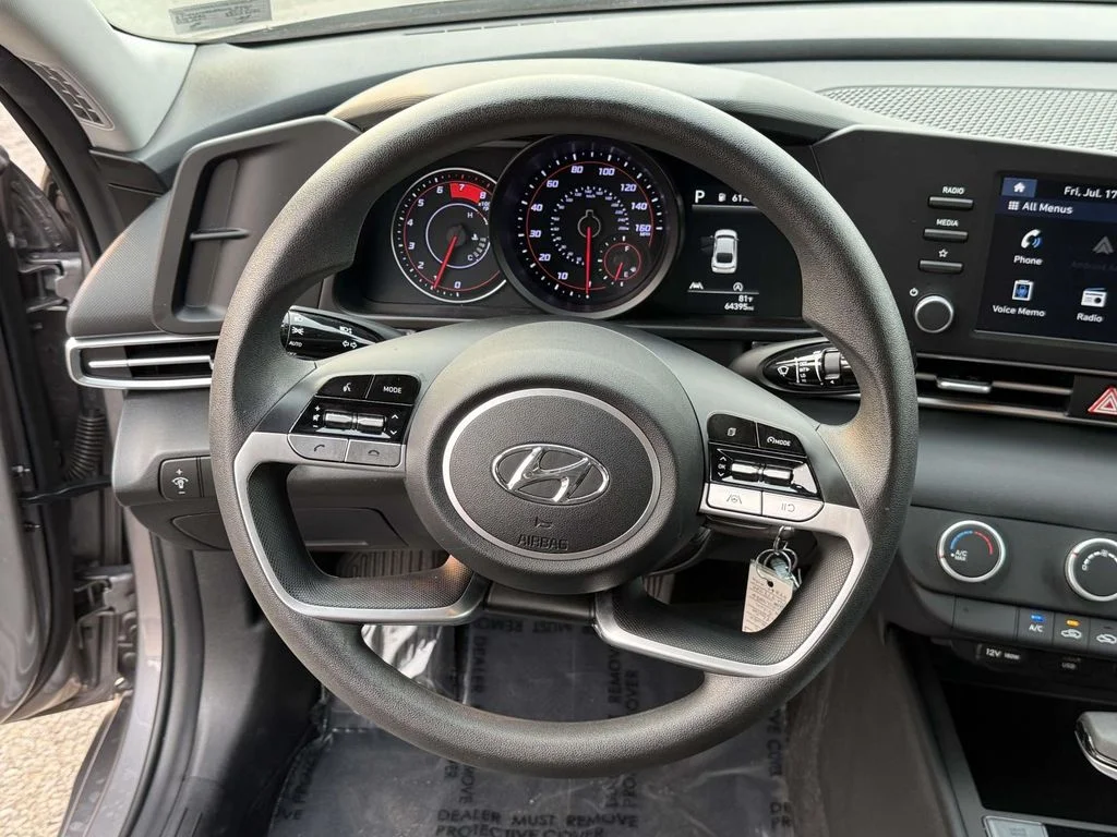 Used 2023  Hyundai SE image 17