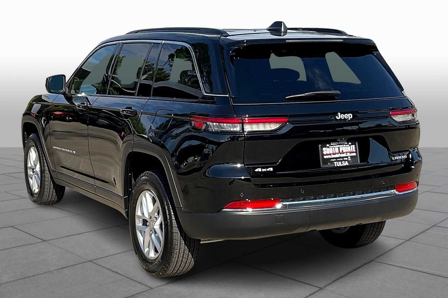 New 2025 Diamond Black Crystal Pearl-Coat Exterior Paint Jeep Laredo X image 12