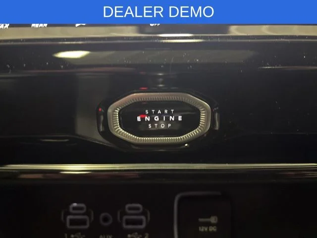New 2026 Diamond Black Crystal Pearl-Coat Exterior Paint Jeep Altitude image 21