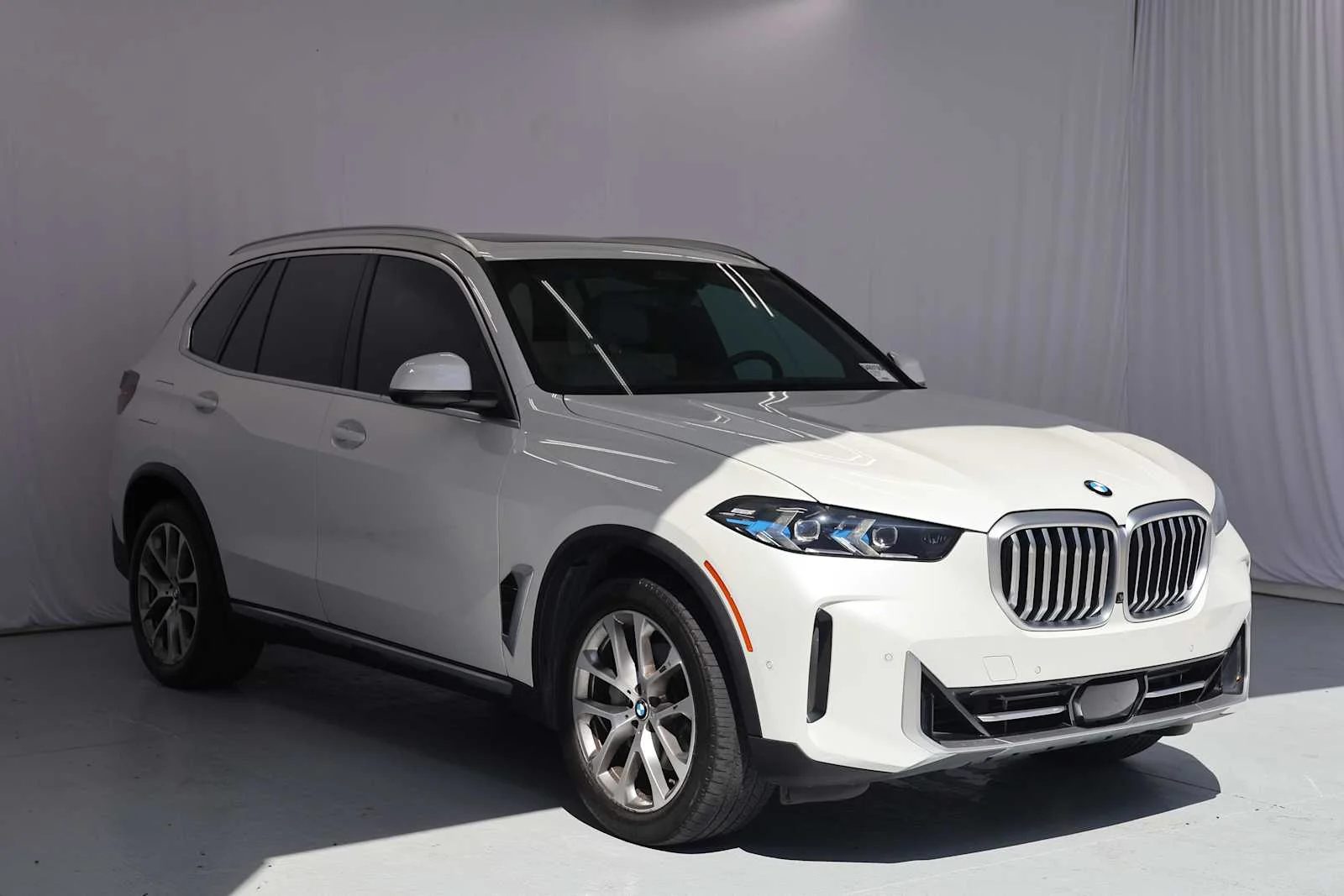 Certified Used 2025 Mineral White Metallic BMW xDrive40i image 3