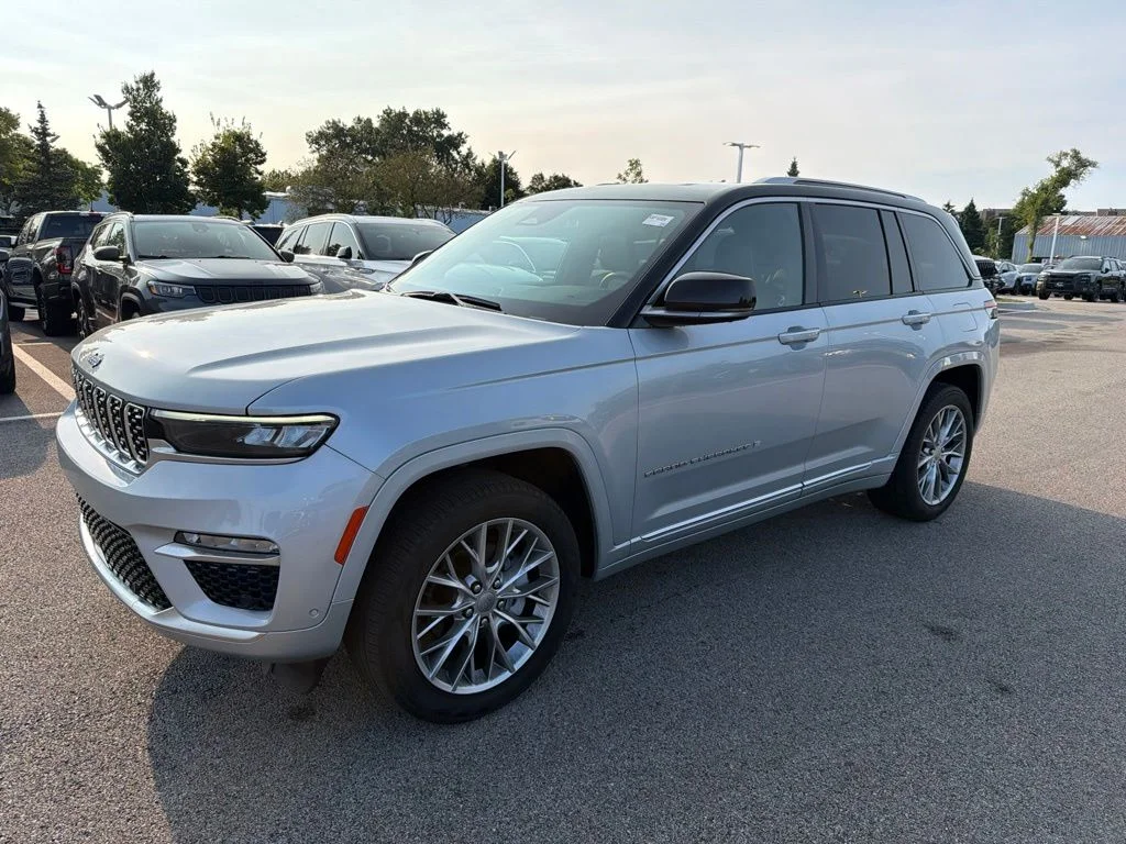 Used 2024 Silver Jeep Summit image 1