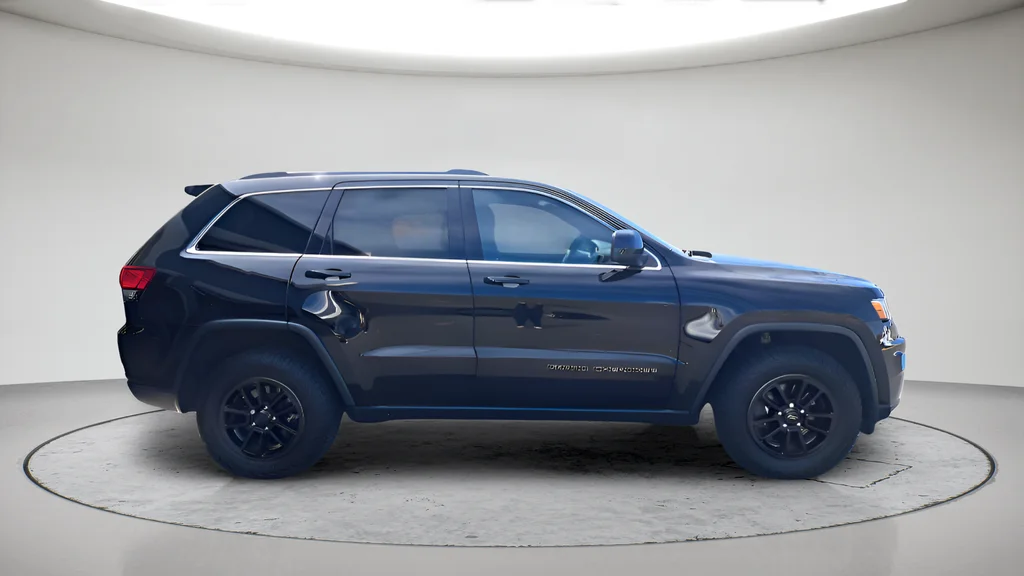 Used 2020 Black Jeep Laredo E image 2