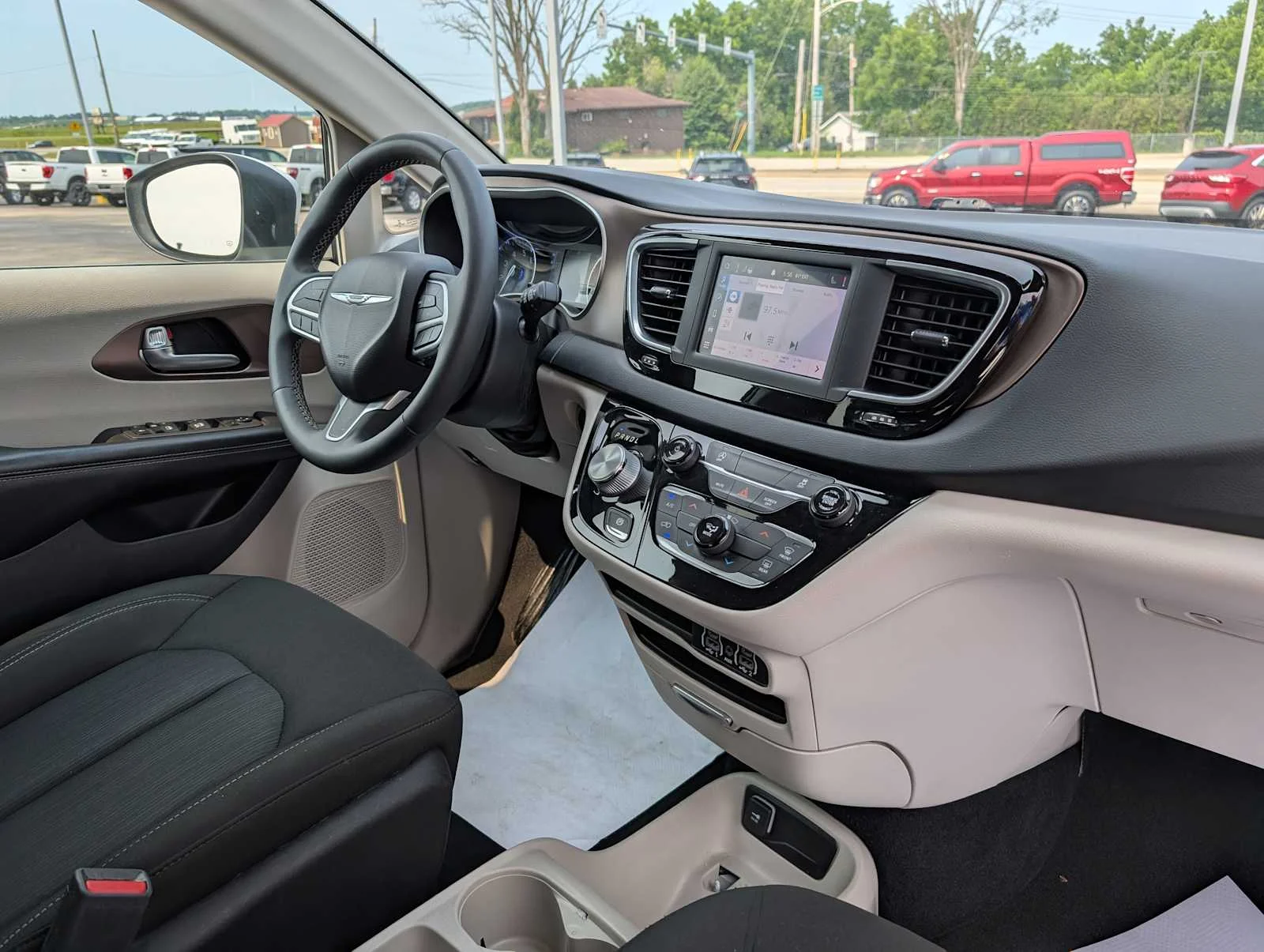 Used 2022 Bright White Clearcoat Chrysler LX image 40