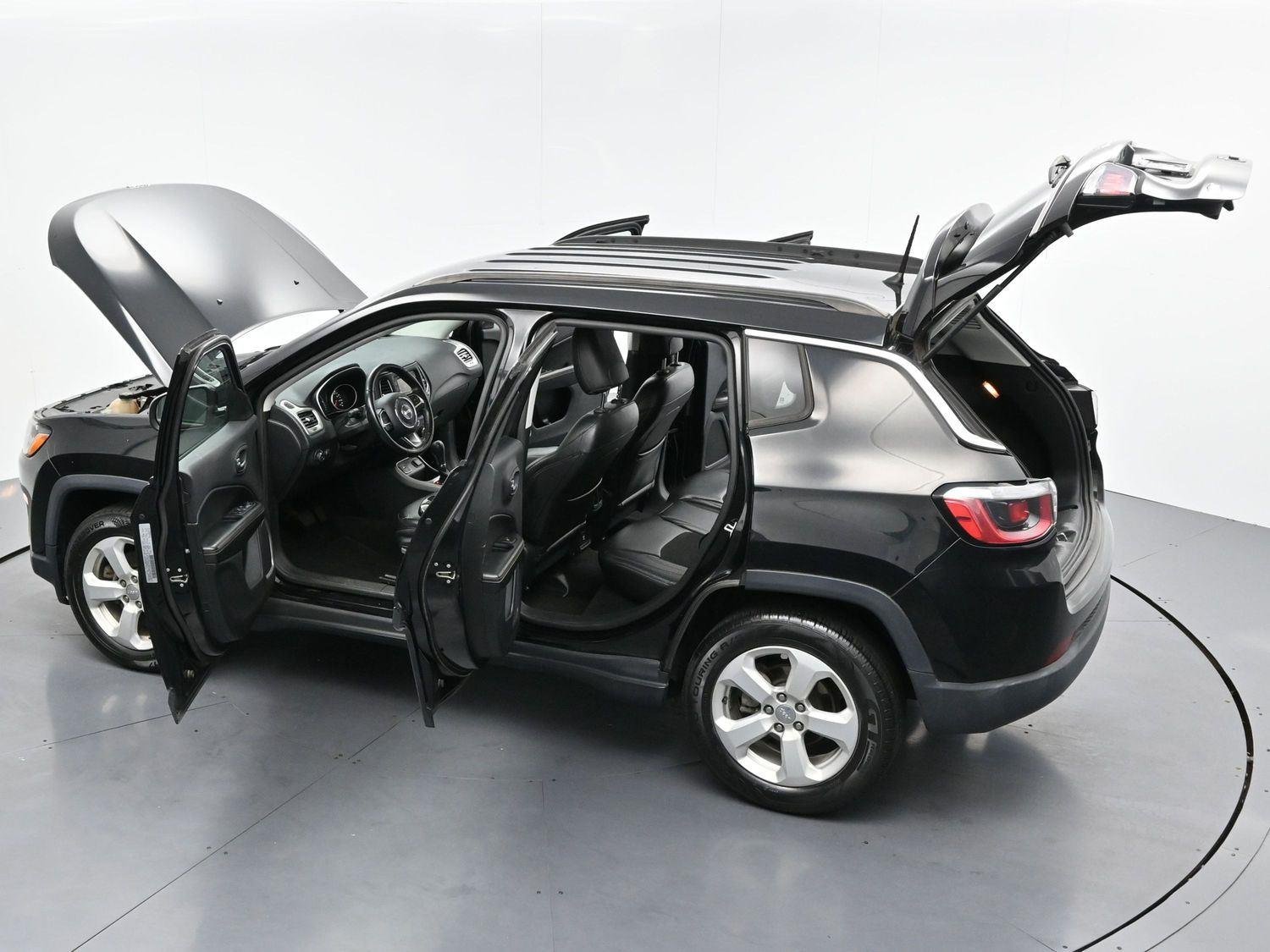 Used 2018 Diamond Black Crystal Pearlcoat Jeep Latitude image 38