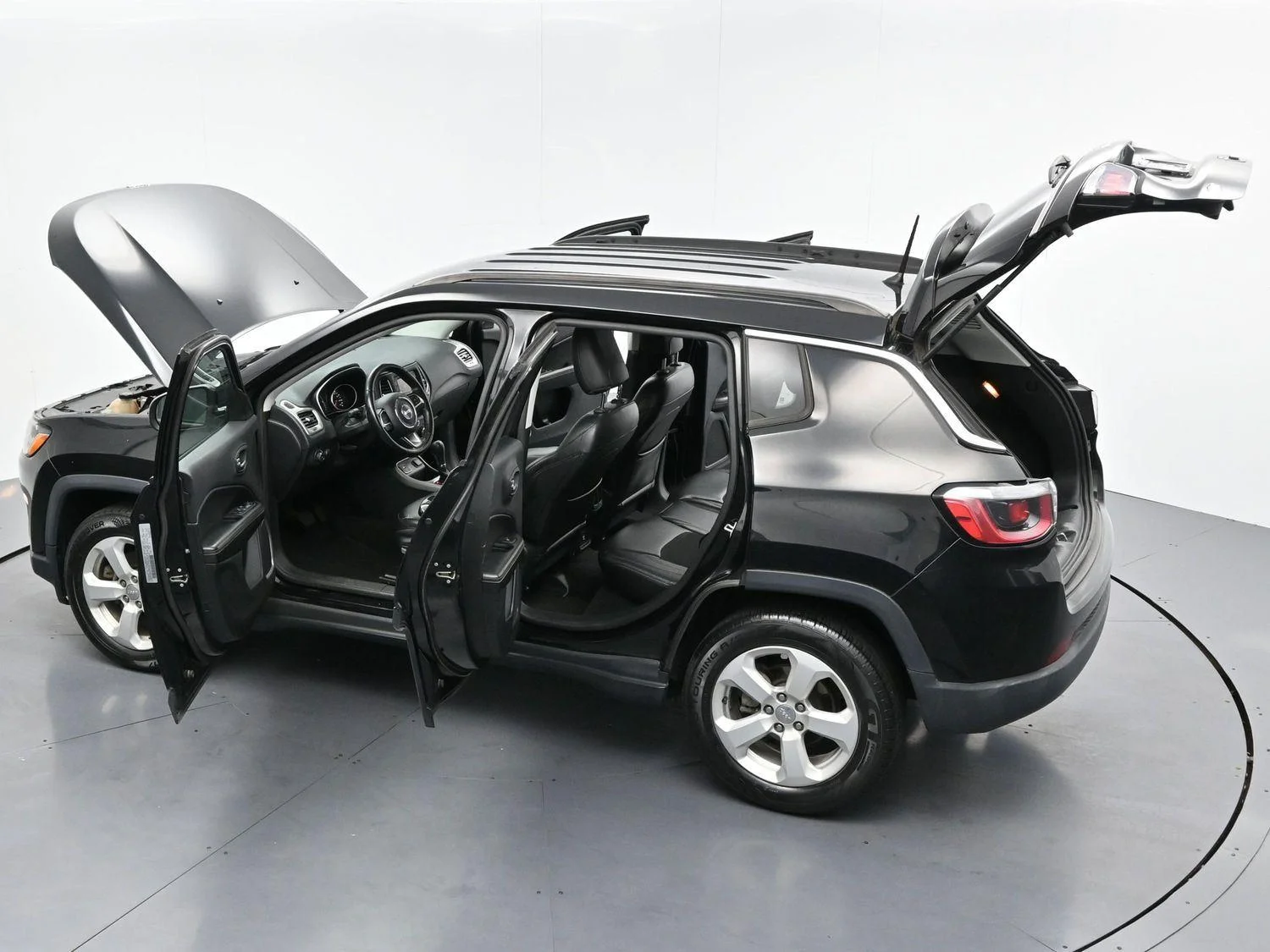 Used 2018 Diamond Black Crystal Pearlcoat Jeep Latitude image 38