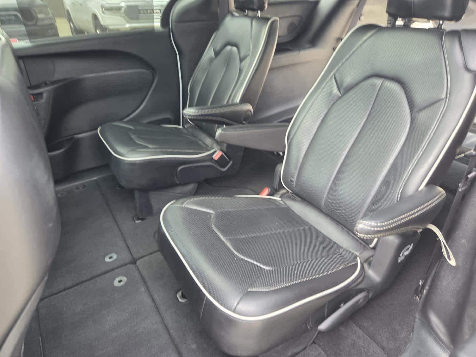 Used 2025 Bright White Clearcoat Chrysler Limited image 13