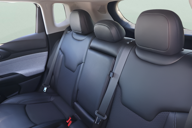 Used 2022 Silver Jeep Latitude image 16