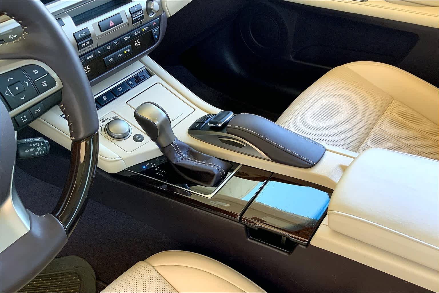 Used 2018 Matador Red Mica Lexus  image 17