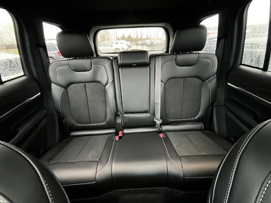 New 2026 Diamond Black Crystal Pearl-Coat Exterior Paint Jeep Laredo Altitude image 31