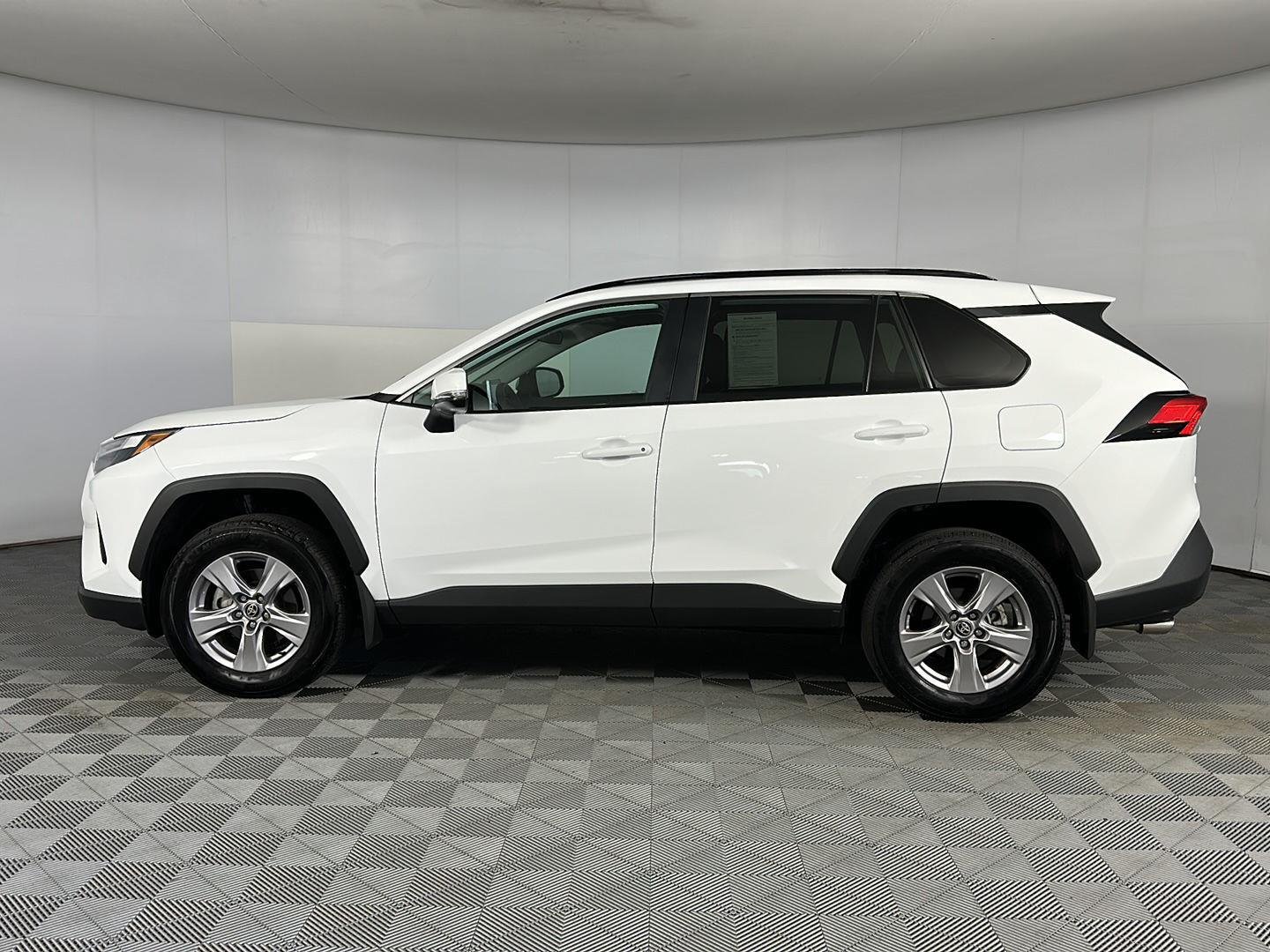 Used 2025 Ice Cap Toyota XLE image 4