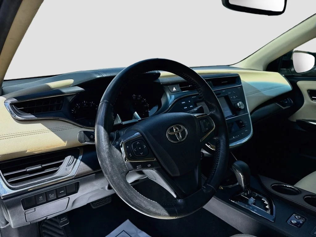 Used 2016 White Toyota XLE Premium image 9