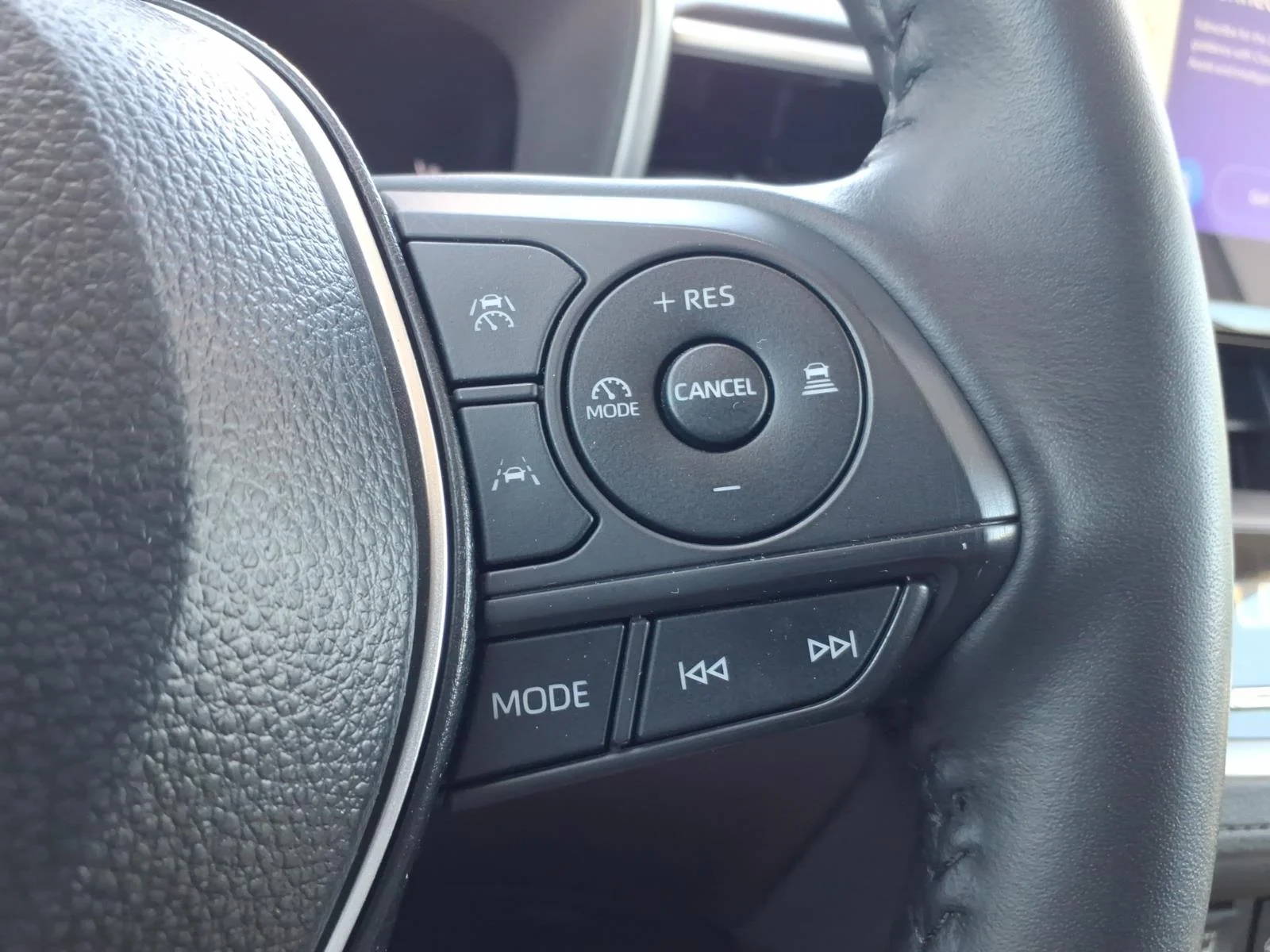2025 Toyota Corolla Cross XLE - Photo 23