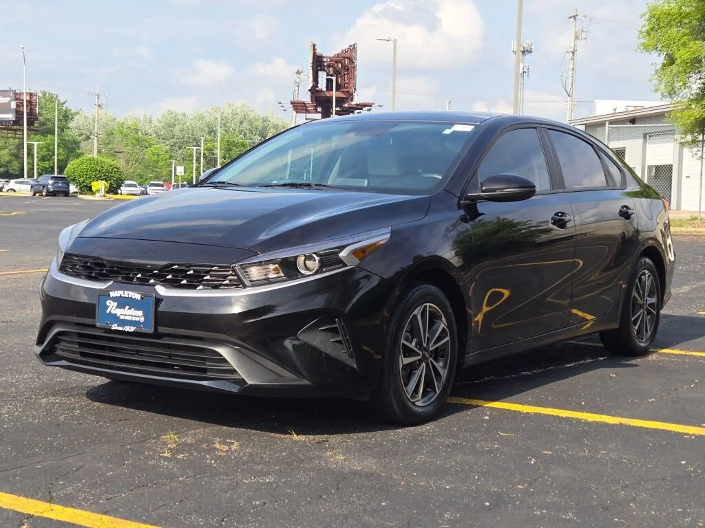 Used 2023 Black Kia LXS image 5