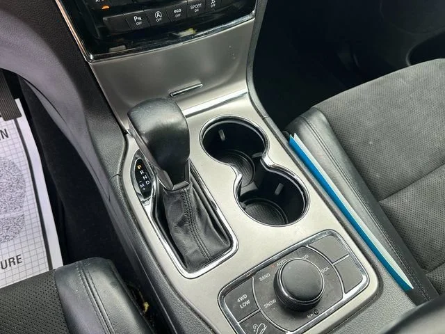 Used 2020  Jeep Altitude image 18