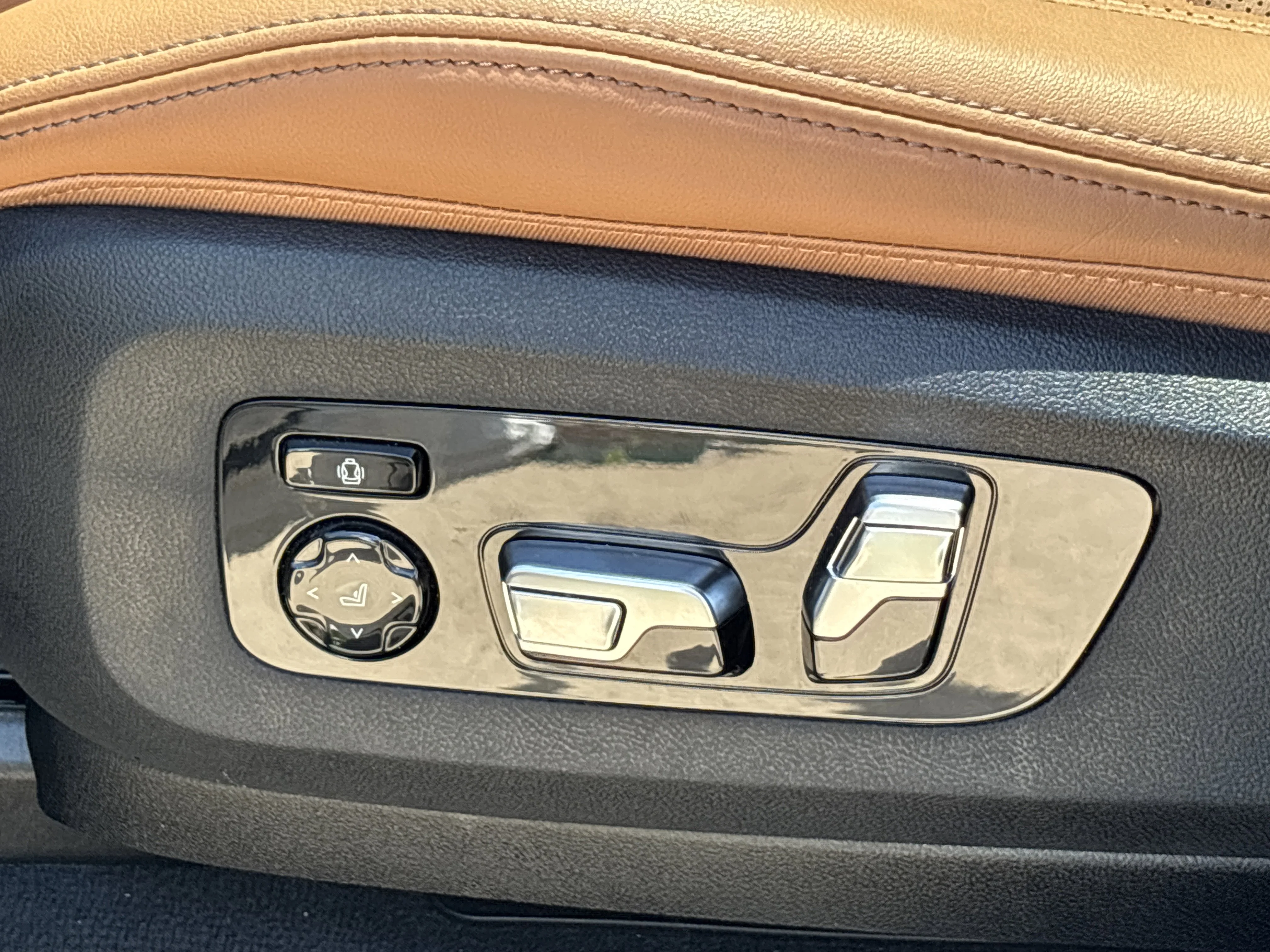 Certified Used 2025 Mineral White Metallic BMW M60i image 20