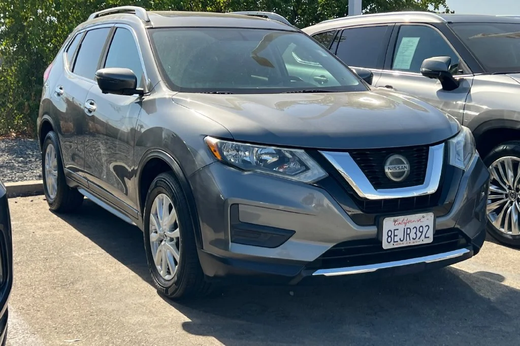 Used 2018 Nissan Rogue SV with VIN 5N1AT2MT0JC769735 for sale in Hanford, CA