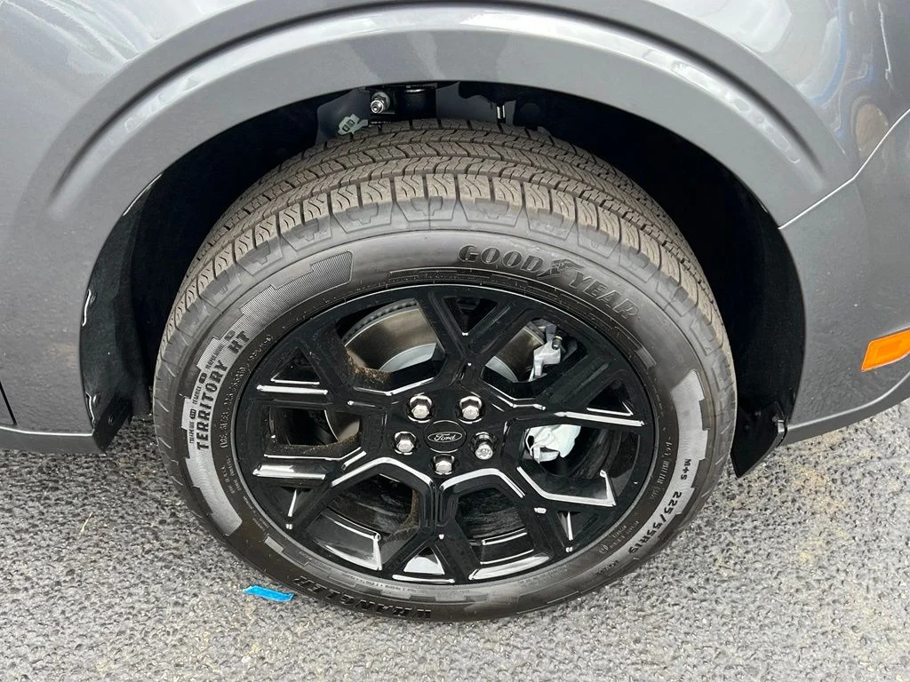 New 2026 Carbonized Gray Metallic Ford XLT image 6