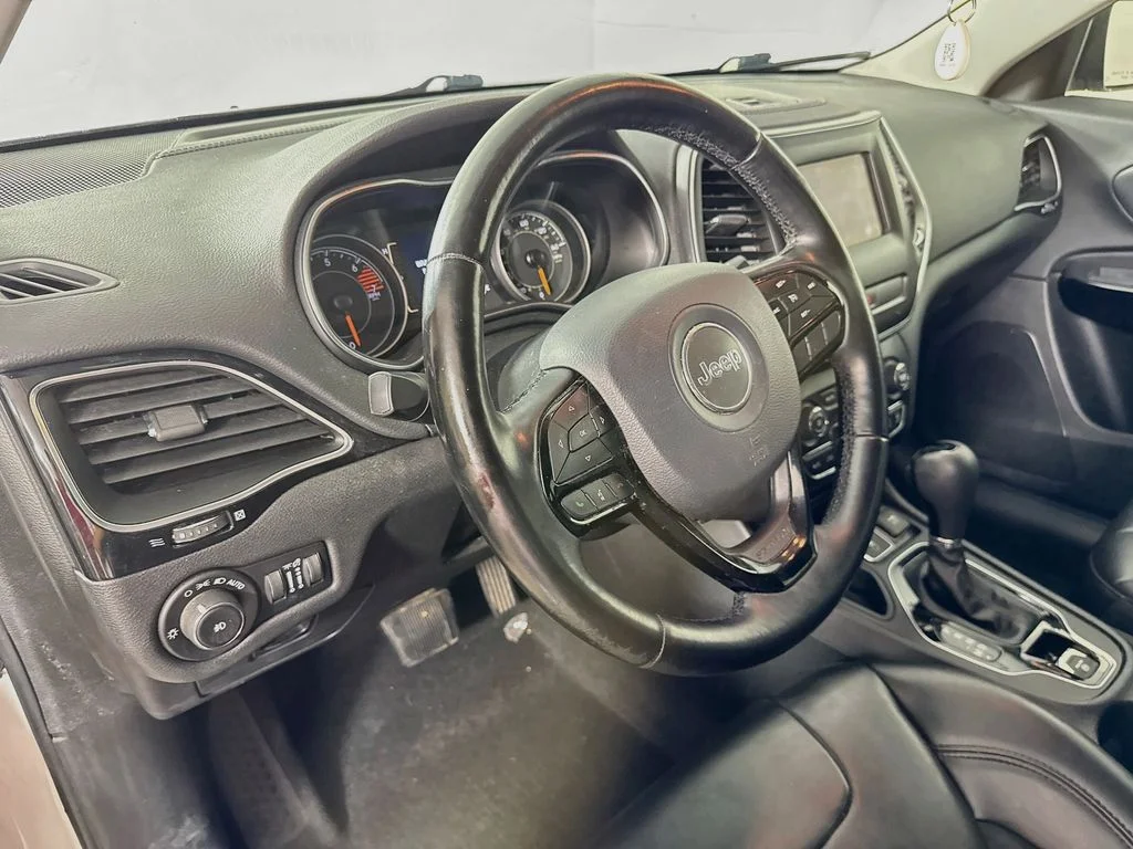 Used 2020 White Jeep Latitude Plus image 9