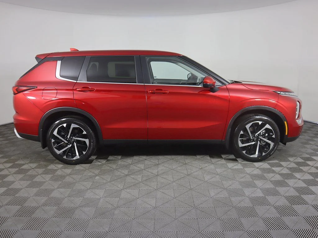 Used 2024 Red Mitsubishi SE image 19