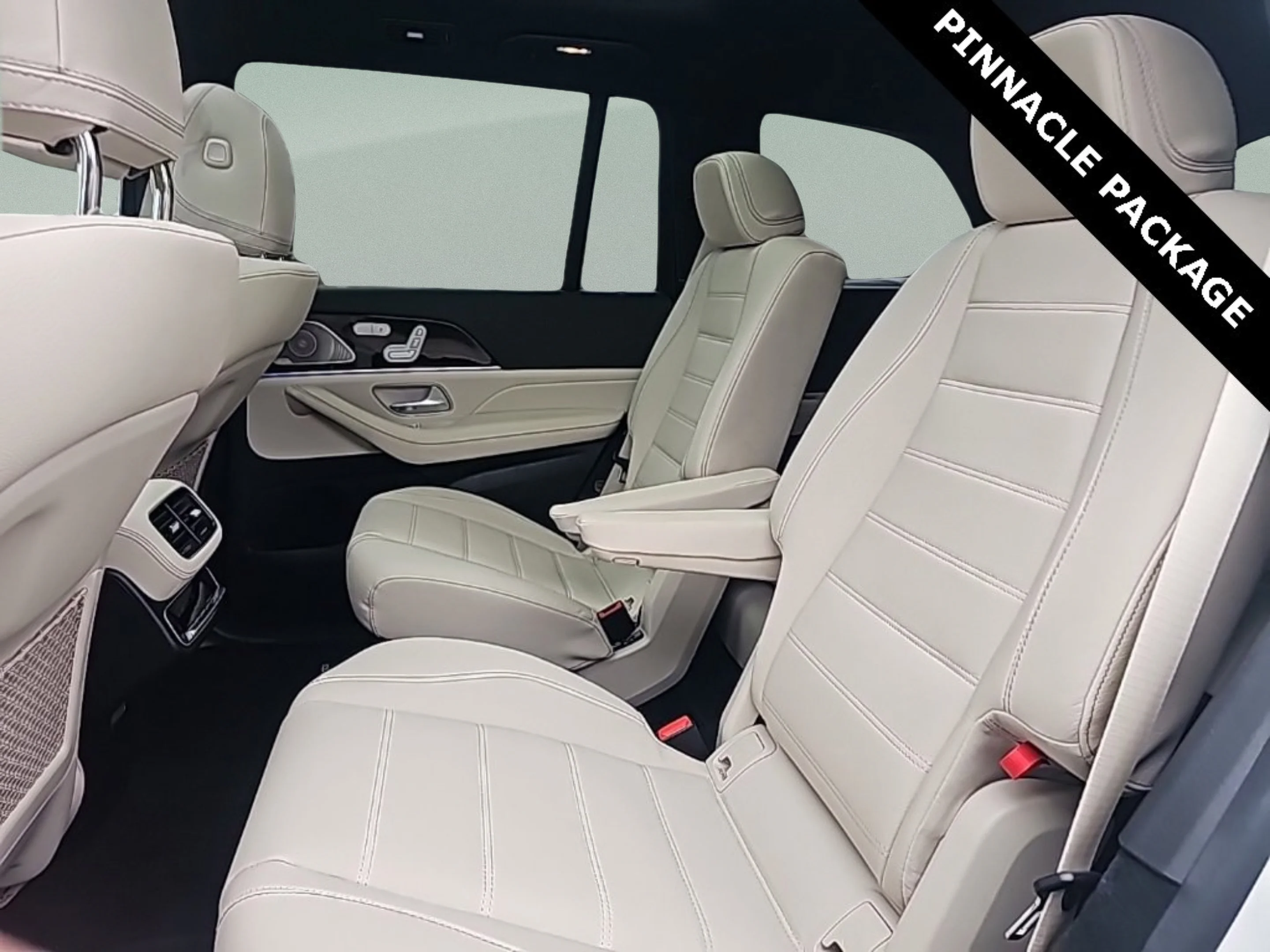 Used 2024 White Mercedes-Benz 4MATIC® image 31